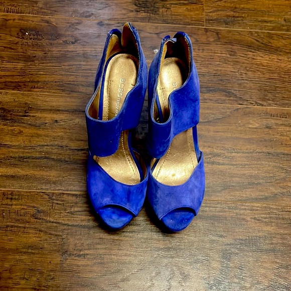 👠 Gorgeous Blue Suede BCBG Heel - Picture 1 of 4